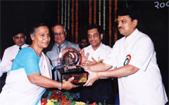 Renutai receiving award